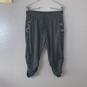 Yogi yoga native print pocket ruched capri yoga pants